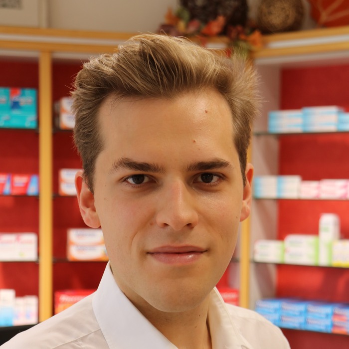 Adrian Hilge, Filialleiter und Apotheker